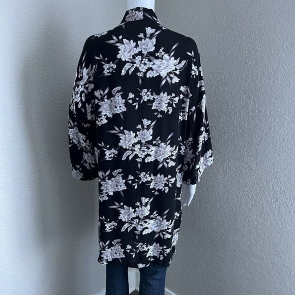 Spiritual Gangster Women's Robe One Size Black White Floral Kimono Pockets - Picture 10 of 10